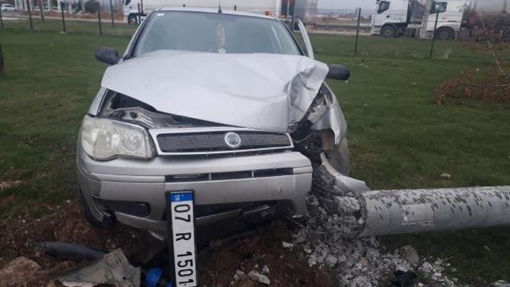 Otomobil aydınlatma direğine çarptı: 3 yaralı