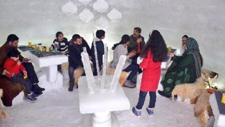 Keşmirdeki ilk iglo kafeye yoğun ilgi: Filtre kahve 366 TL