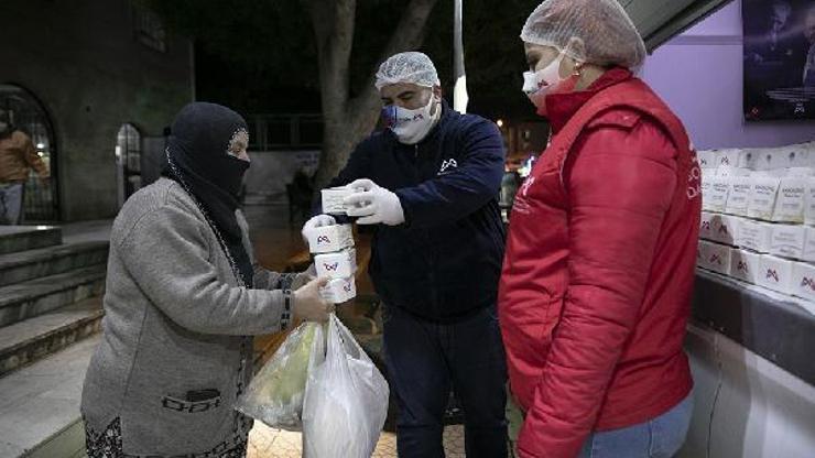 Büyükşehir, 10 camide 6 bin 750 kandil simidi dağıttı