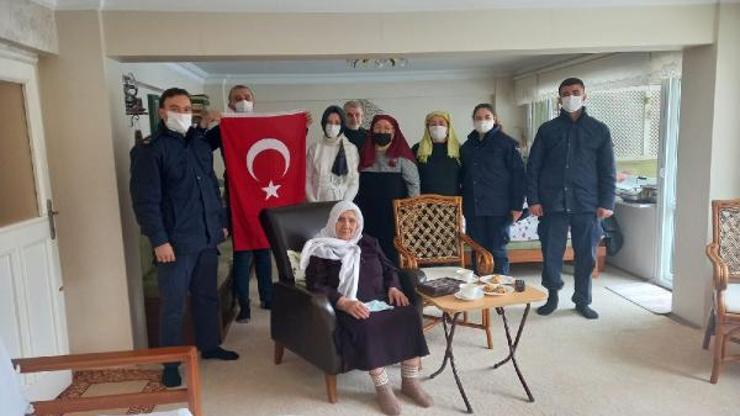 Mahide Nine Mehmetçik için atkı ördü
