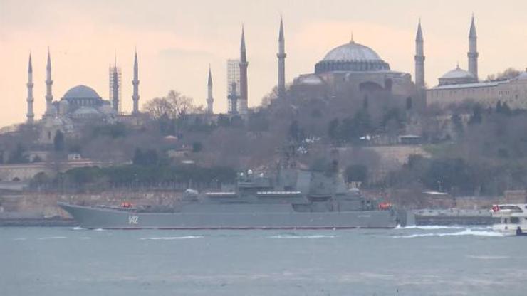 Rus savaş gemisi İstanbul Boğazından geçti