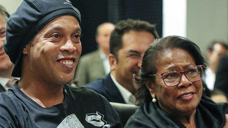 Ronaldinho annesini kaybetti