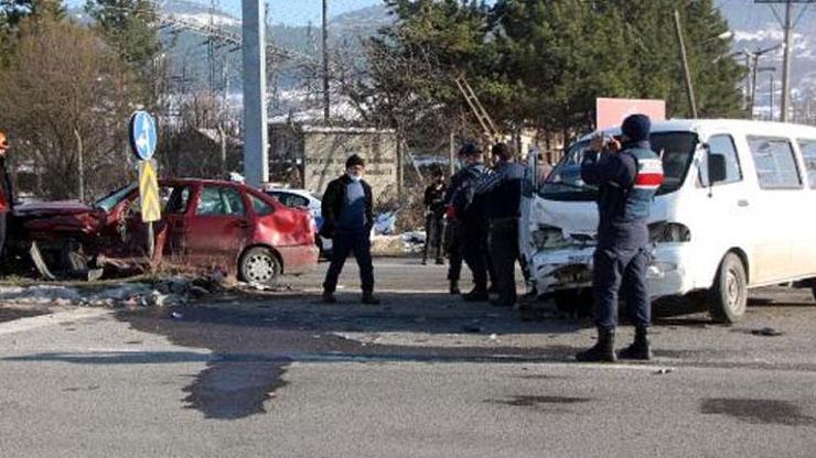 Minibüsle otomobil çarpıştı: 2 yaralı