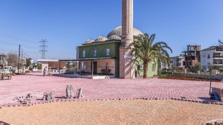 Kepez Belediyesi, camilerin bahçesini güzelleştiriyor