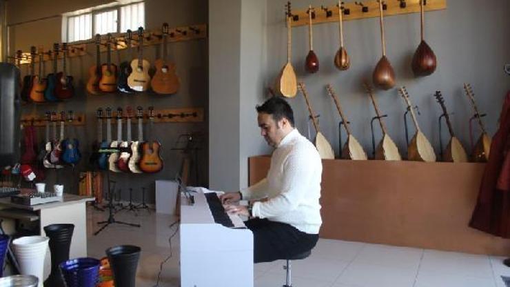 Müzik öğretmeninden kadınlara şiddet uygulamayın şarkısı