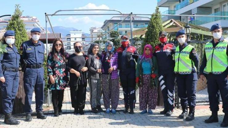 Jandarma çiçek vererek Kadınlar Gününü kutladı