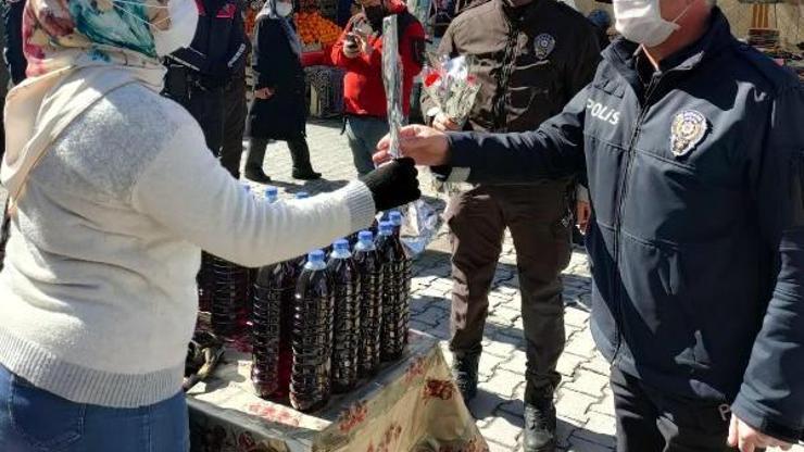Boluda polis, kadınlara çiçek dağıttı
