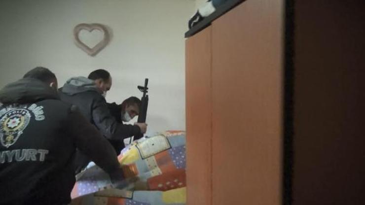 Yatağın altından 2 uzun namlulu silah ele geçirildi