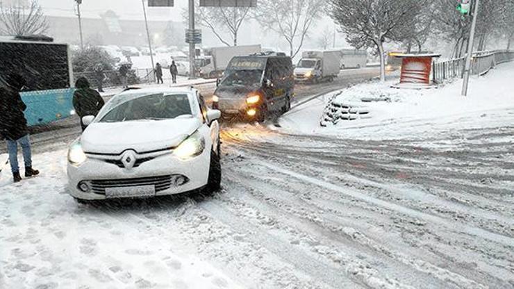 Kar yağışı İstanbul trafiğini kitledi