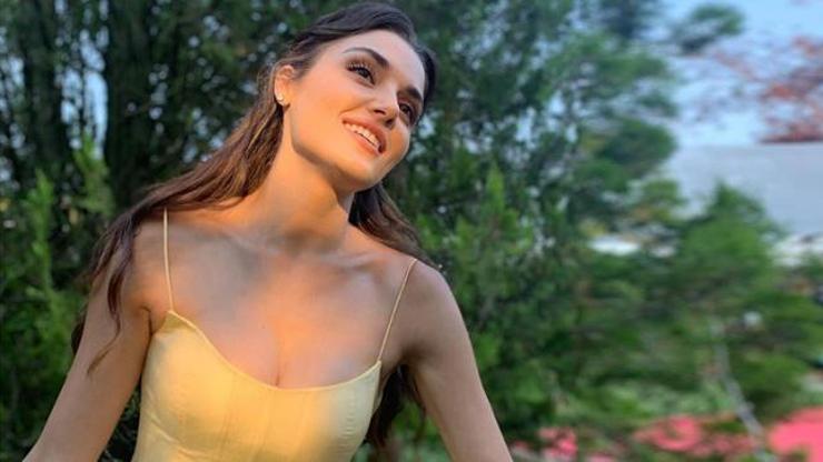 Hande Erçel derin yırtmaçlı elbisesiyle kamera karşısında