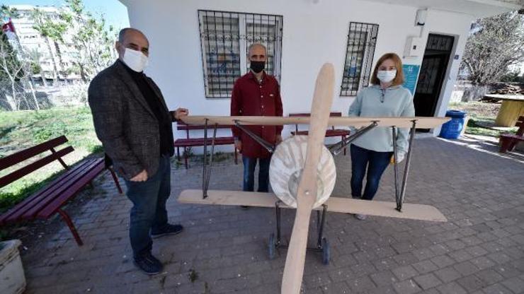 Kursiyerlerden ahşap Albatros uçağı