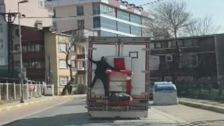 Kamyon arkasında tehlikeli yolculuk