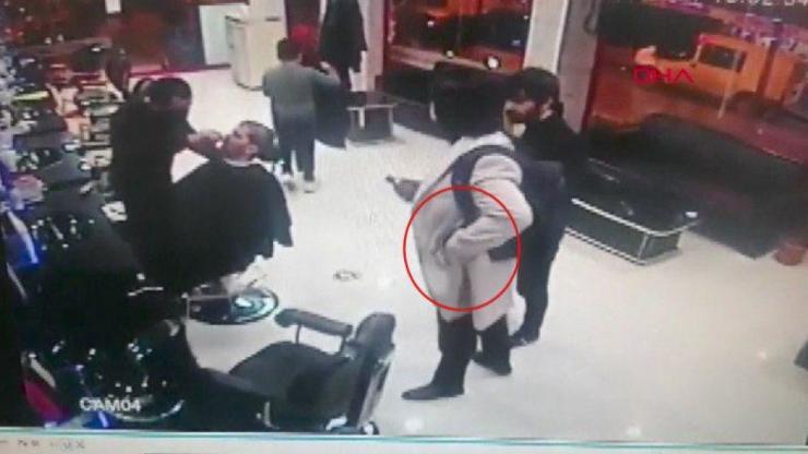 Cep telefonlarını el çabukluğuyla çaldı