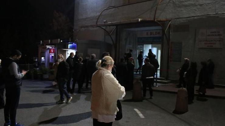 Aşı olmak için iftar sonrası kuyruğa girdiler