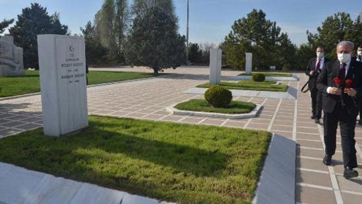 TBMM Başkanı Şentop, Devlet Mezarlığını ziyaret etti