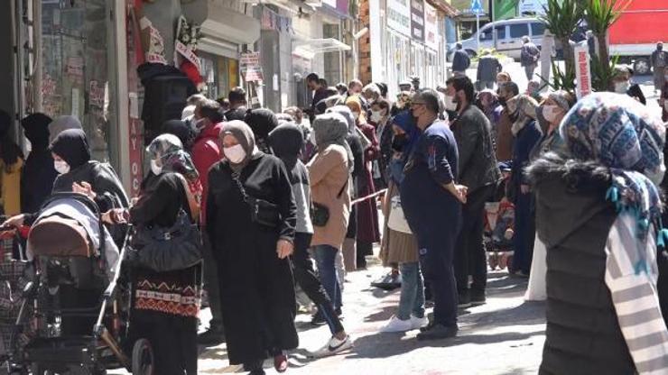 Mağazada açılış indirimi koronavirüsü unutturdu