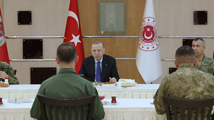 Cumhurbaşkanı Erdoğan, iftarda askerlerle bir araya geldi