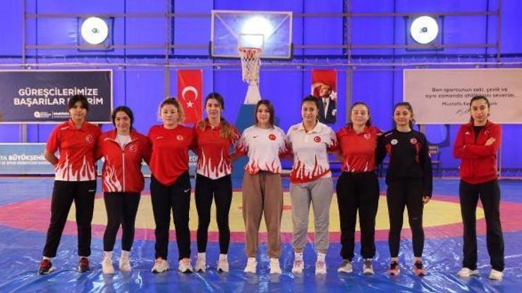 Büyükşehirin kadın güreşçileri Milli Takımda