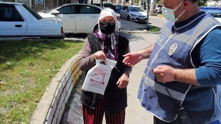 Markette unuttuğu 200 TL ile poşeti polisten aldı