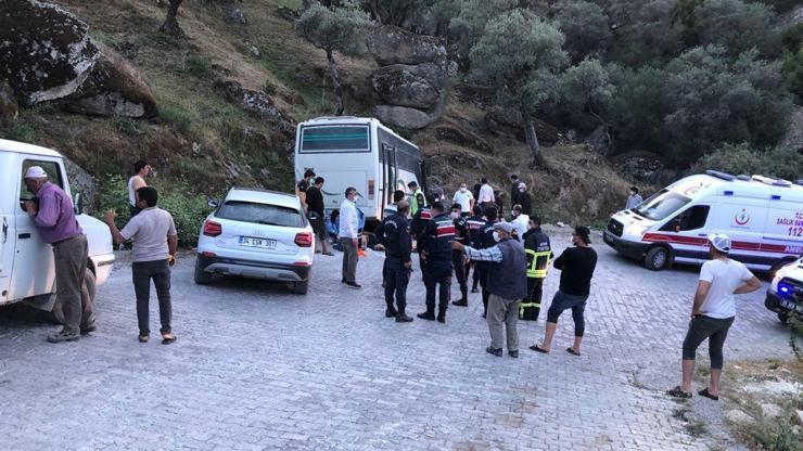 İşçi servisi midibüsü kayalıklara çarptı: 14 yaralı