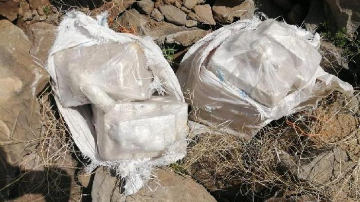 Vanda, arazide ve ölü at sırtında 102 kilo eroin ele geçirildi