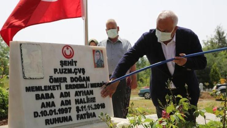Şehit mezarları güllerle donatıldı