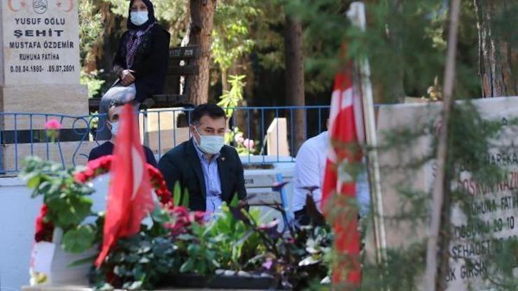 Başkan Yücelden şehitliğe ziyaret