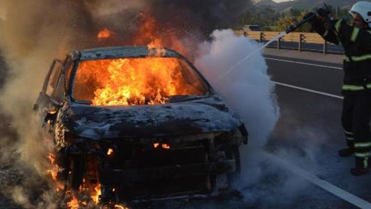 Yakınının cenaze törenine giderken otomobili alev topuna döndü