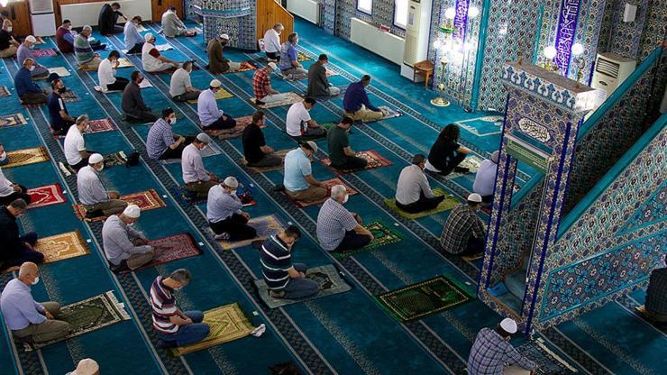 Bugün Cuma namazı kılınacak mı, serbest mi 14 Mayıs 2021 bayramda camiler açık mı, yasak var mı