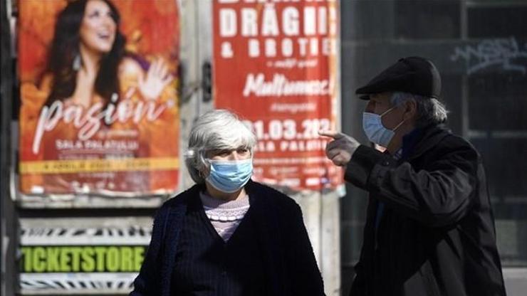 Romanyada açık havada maske takma zorunluluğu kalkıyor