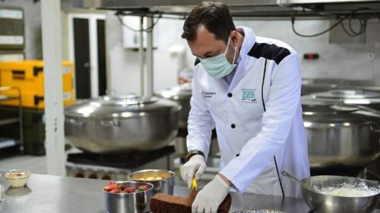 Süleymanpaşa belediye başkanı, çocuklara elleriyle çiğbörek ve tatlı hazırladı
