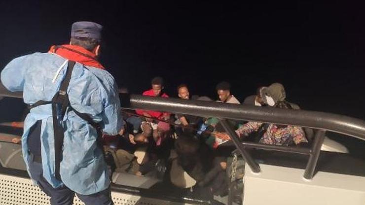 Dikilide 23 kaçak göçmen kurtarıldı