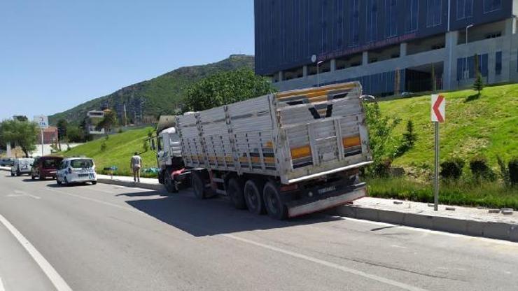 Lastiği patlayan TIR, devrilmeden durdu