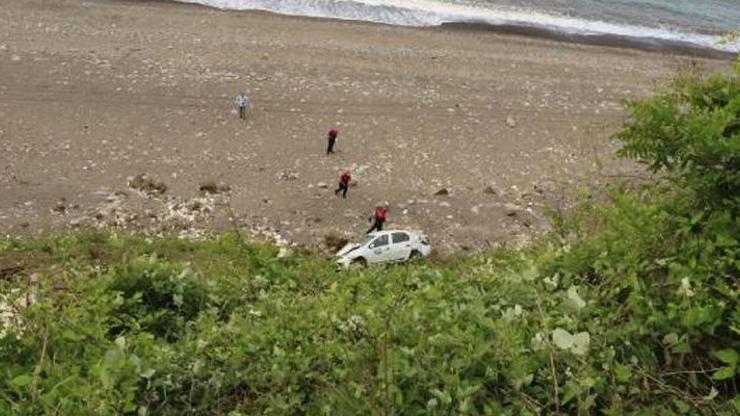 Deniz manzarasını izlerken otomobili uçuruma yuvarlandı