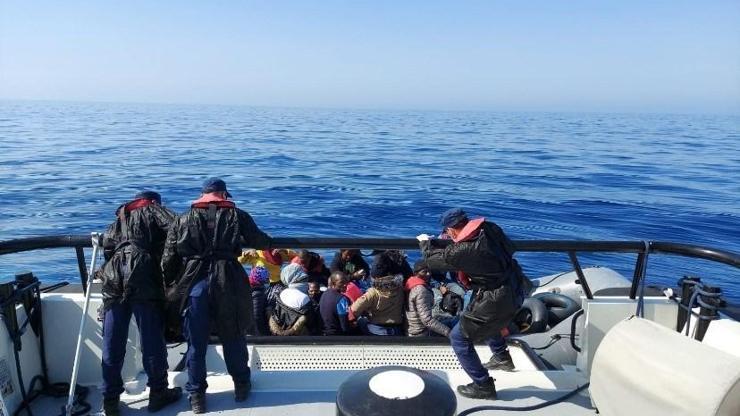 İzmir açıklarında 24 sığınmacı kurtarıldı