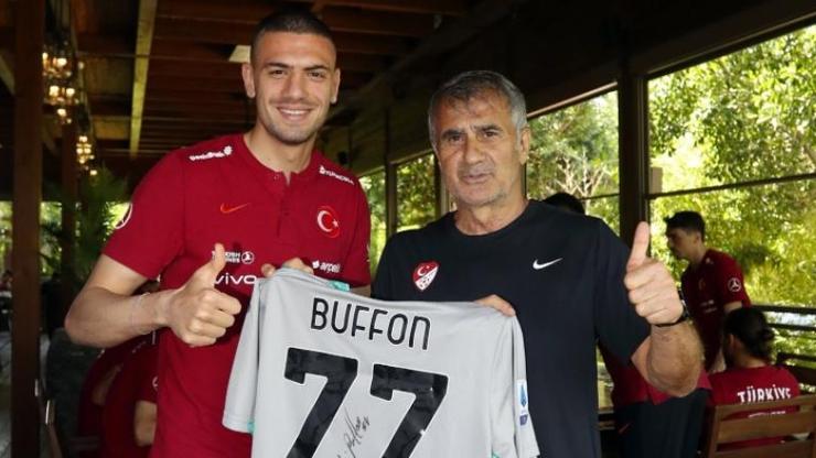Buffondan Şenol Güneşe imzalı forma