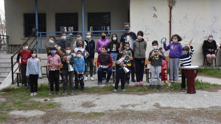 İzmirli müzisyen Demirtaş, köyde yaşayan çocukları müzikle buluşturuyor