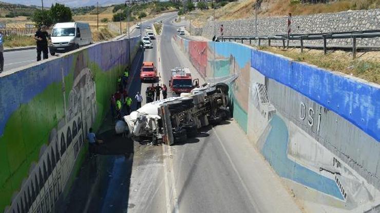 Devrilen beton mikserinin sürücüsü yaralandı