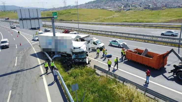 Sancaktepe Kuzey Marmara Otoyolunda TIR bariyerlere girdi