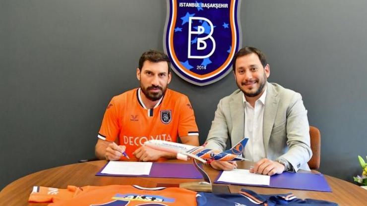 Şener Özbayraklı Başakşehire imza attı