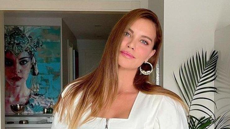 Ebru Şallının siyah tulumlu ayna pozu olay oldu