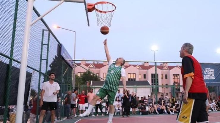Bursa Büyükşehir Belediye Başkanı Aktaş, ‘İhtiyar Delikanlılar’la basketbol oynadı