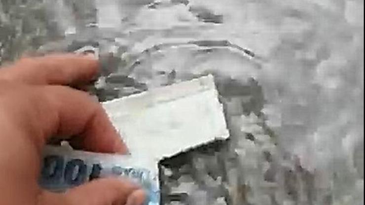 Su birikintisinde bulduğu parayı zabıta ekiplerine teslim etti