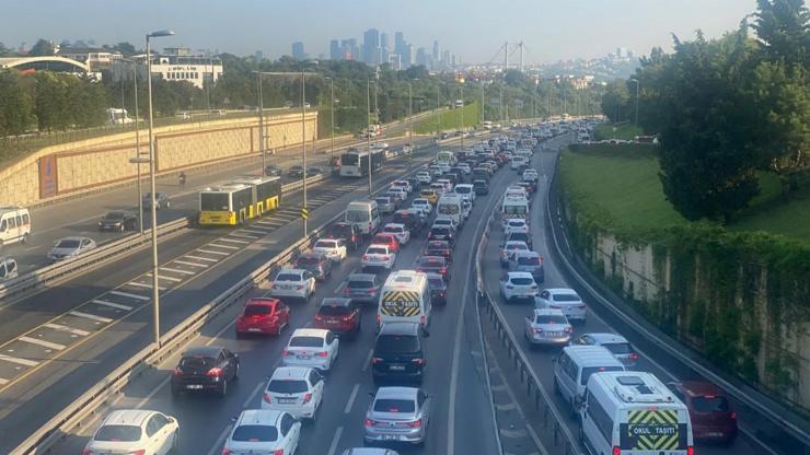 Haftanın ilk iş gününde 15 Temmuz Şehitler Köprüsünde trafik yoğunluğu