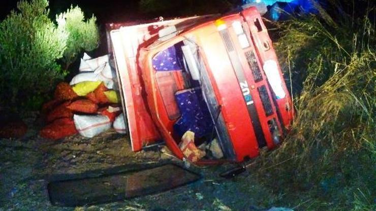 Kamyonet geri manevra sırasında devrildi: 4 yaralı