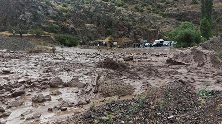 Erzurum’da sel ve heyelan Şenkaya-Göle kara yolunu ulaşıma kapattı