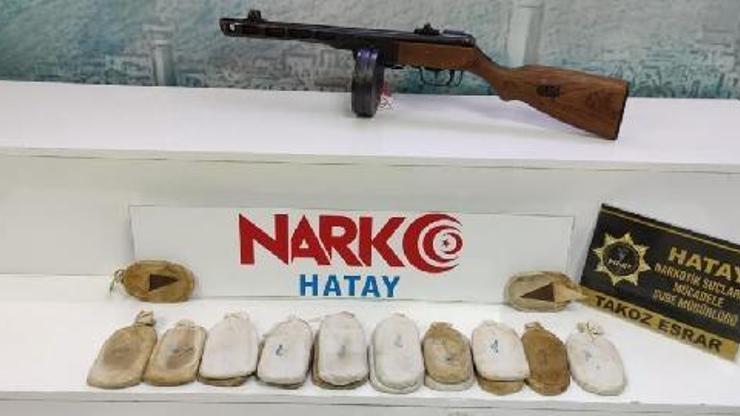 Altınözü sınırında uyuşturucu ve silah ele geçirildi