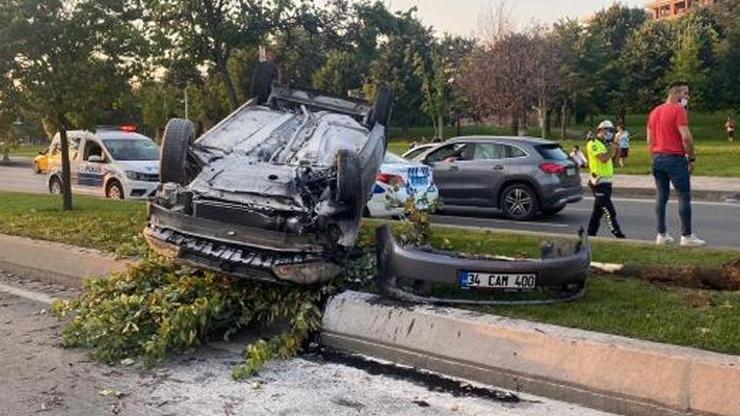 Sahil yolunda kaza yapan otomobil devrildi