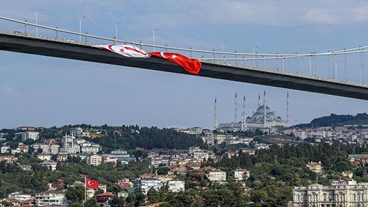 15 Temmuz Şehitler Köprüsüne Türk ve KKTC bayrağı asıldı