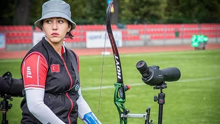 Yasemin Ecem Anagöz, Stephanie Barrett ile eşleşti